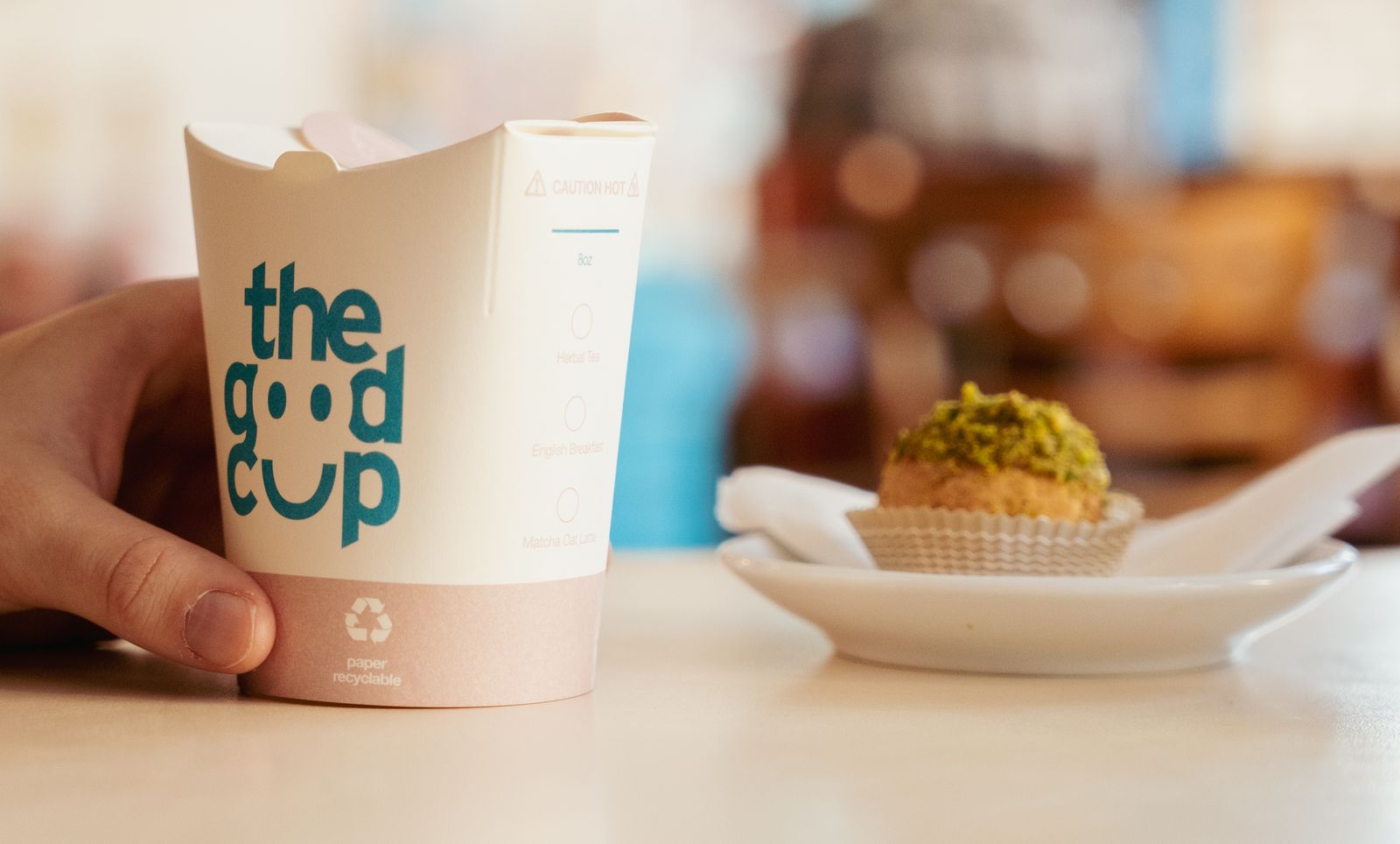 The Good Cup servi en café avec une pâtisserie